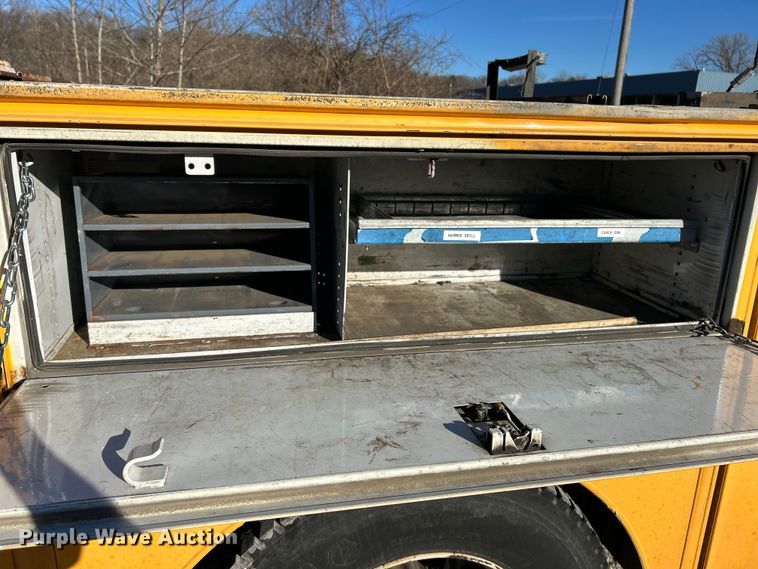 image for item EK4230 2004 International 4300 utility / service truck