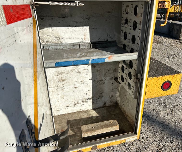 image for item EK4230 2004 International 4300 utility / service truck