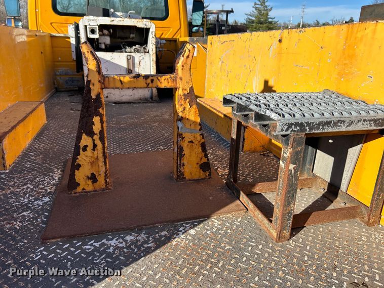 image for item EK4230 2004 International 4300 utility / service truck