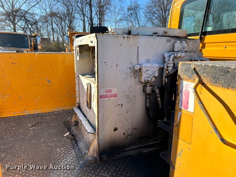 image for item EK4230 2004 International 4300 utility / service truck