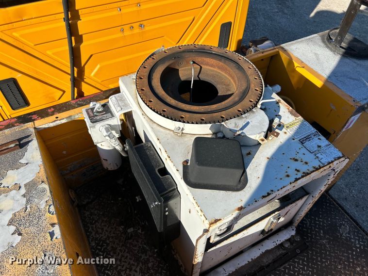 image for item EK4230 2004 International 4300 utility / service truck