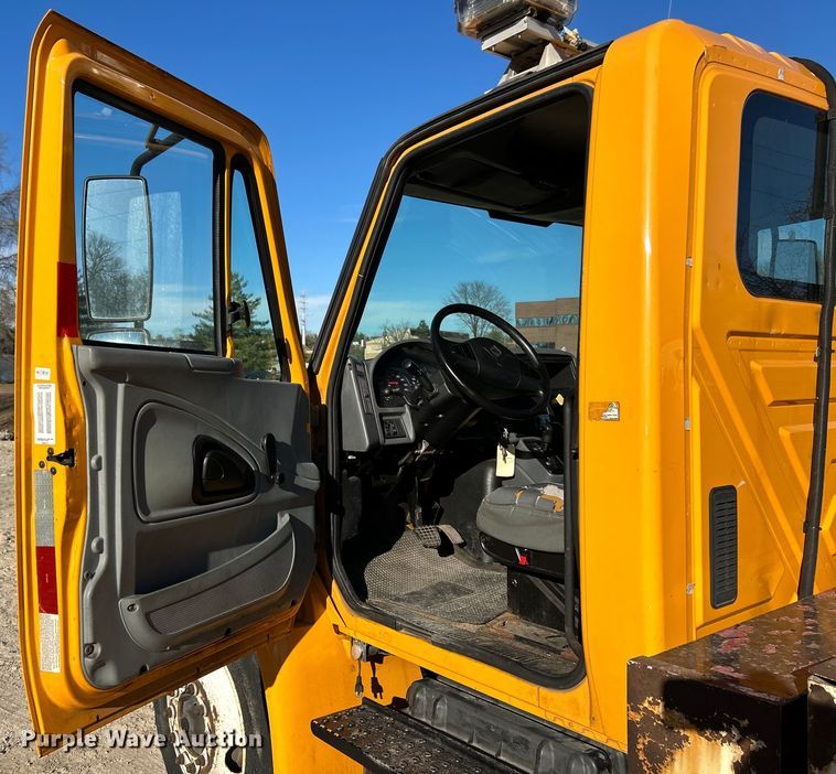 image for item EK4230 2004 International 4300 utility / service truck