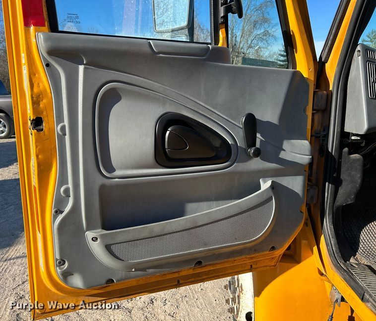 image for item EK4230 2004 International 4300 utility / service truck