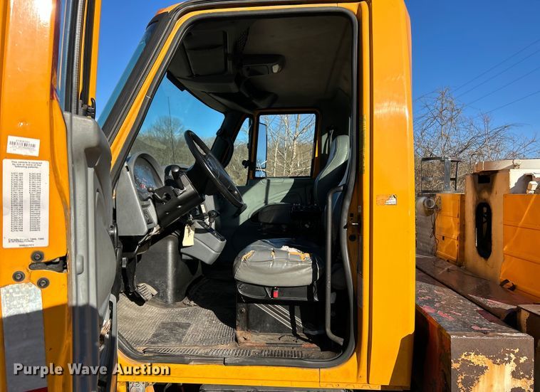 image for item EK4230 2004 International 4300 utility / service truck