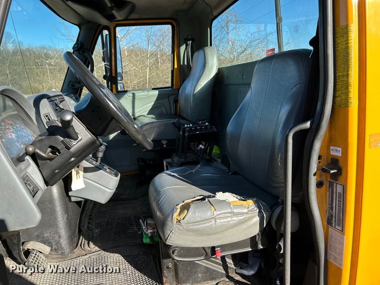 image for item EK4230 2004 International 4300 utility / service truck