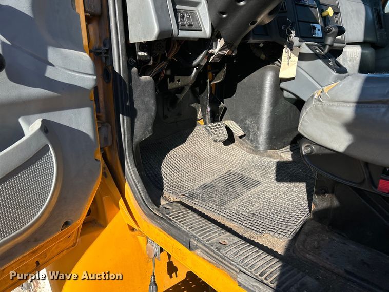 image for item EK4230 2004 International 4300 utility / service truck