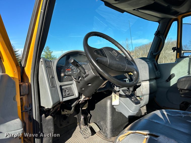 image for item EK4230 2004 International 4300 utility / service truck