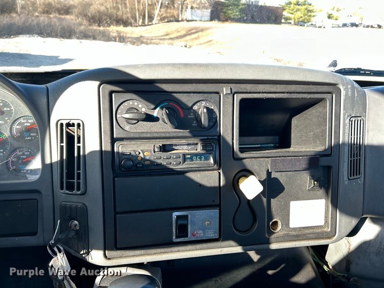 image for item EK4230 2004 International 4300 utility / service truck