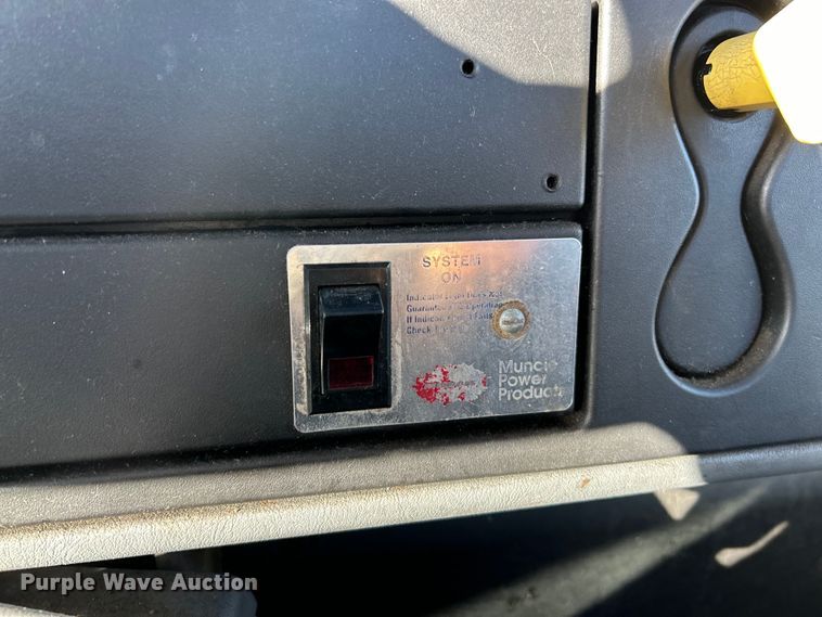 image for item EK4230 2004 International 4300 utility / service truck