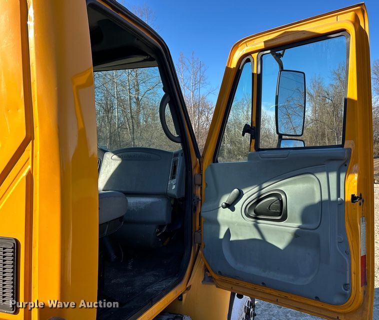 image for item EK4230 2004 International 4300 utility / service truck