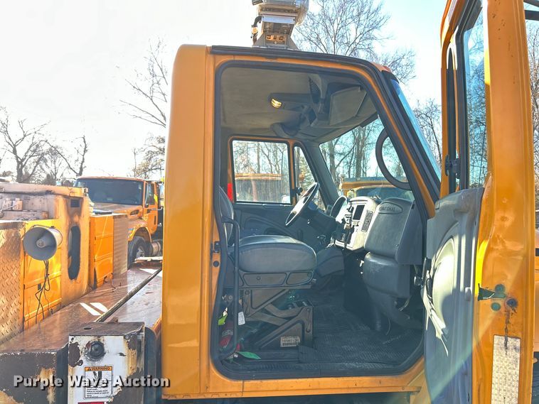 image for item EK4230 2004 International 4300 utility / service truck