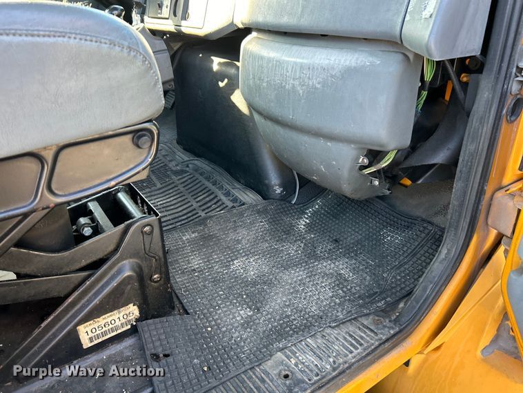 image for item EK4230 2004 International 4300 utility / service truck