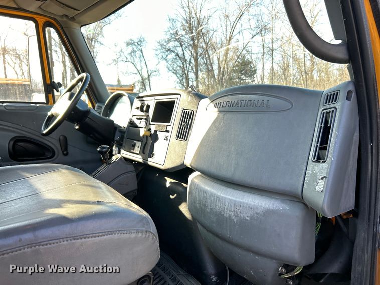 image for item EK4230 2004 International 4300 utility / service truck