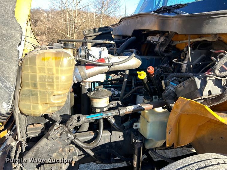 image for item EK4230 2004 International 4300 utility / service truck