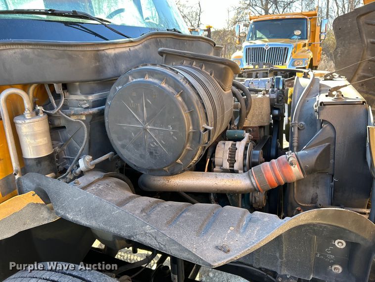 image for item EK4230 2004 International 4300 utility / service truck