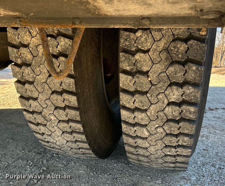 image for item EK4230 2004 International 4300 utility / service truck