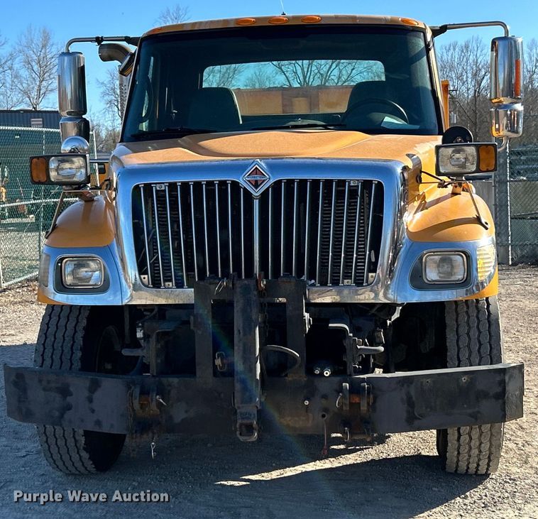 image for item EK4231 2005 International 7400 dump flatbed truck