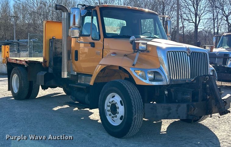 image for item EK4231 2005 International 7400 dump flatbed truck