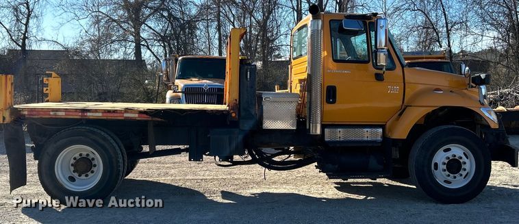 image for item EK4231 2005 International 7400 dump flatbed truck