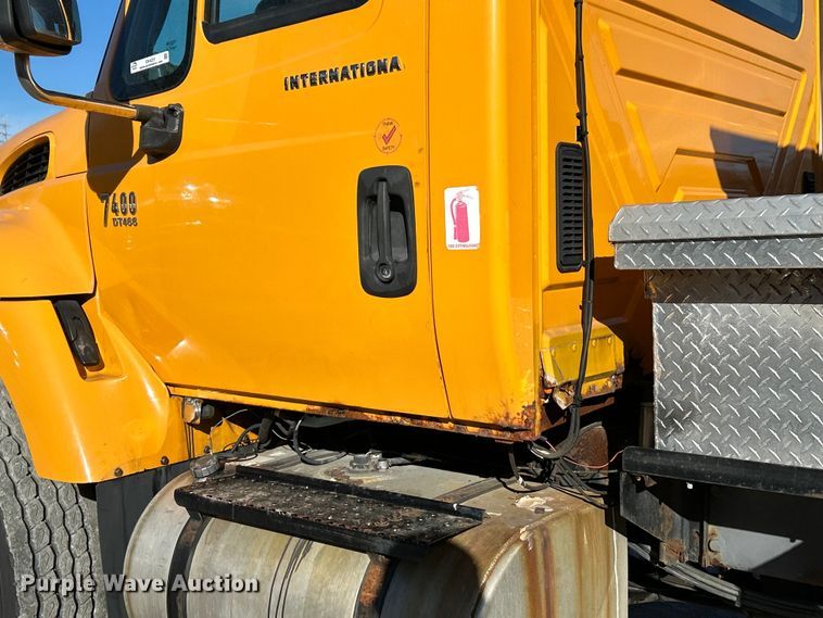 image for item EK4231 2005 International 7400 dump flatbed truck