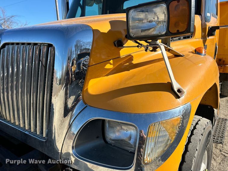 image for item EK4231 2005 International 7400 dump flatbed truck