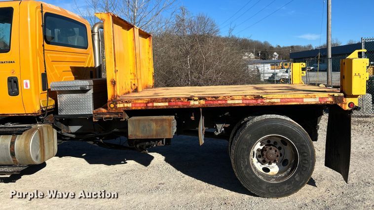 image for item EK4231 2005 International 7400 dump flatbed truck