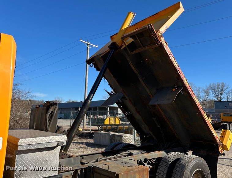 image for item EK4231 2005 International 7400 dump flatbed truck