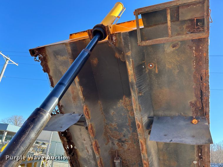 image for item EK4231 2005 International 7400 dump flatbed truck