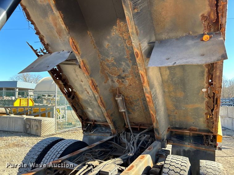 image for item EK4231 2005 International 7400 dump flatbed truck