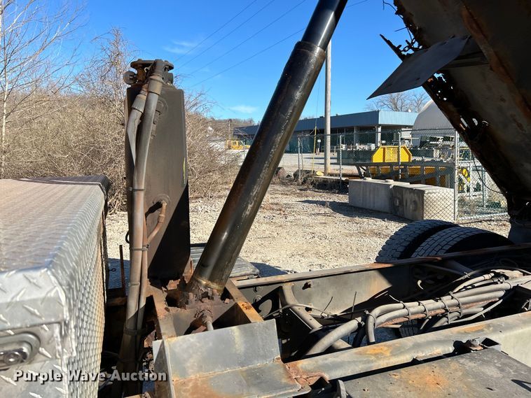 image for item EK4231 2005 International 7400 dump flatbed truck