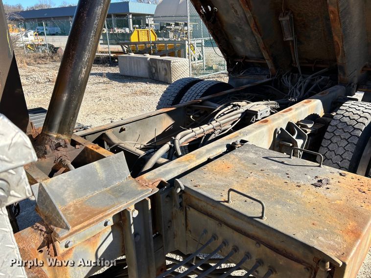 image for item EK4231 2005 International 7400 dump flatbed truck