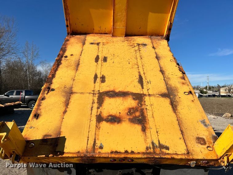 image for item EK4231 2005 International 7400 dump flatbed truck