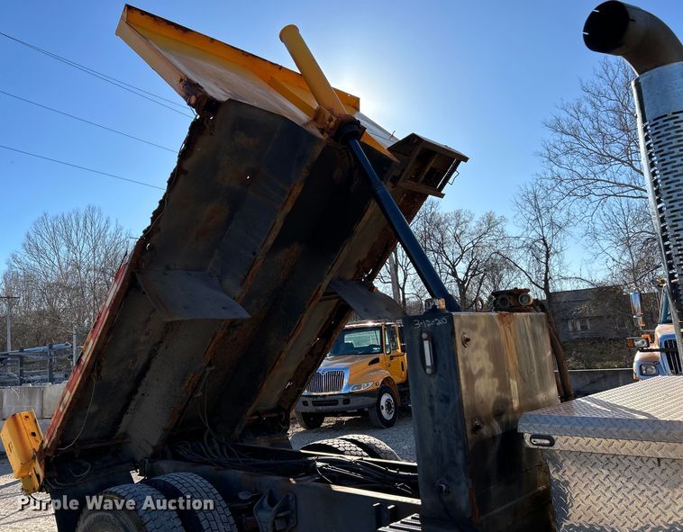 image for item EK4231 2005 International 7400 dump flatbed truck