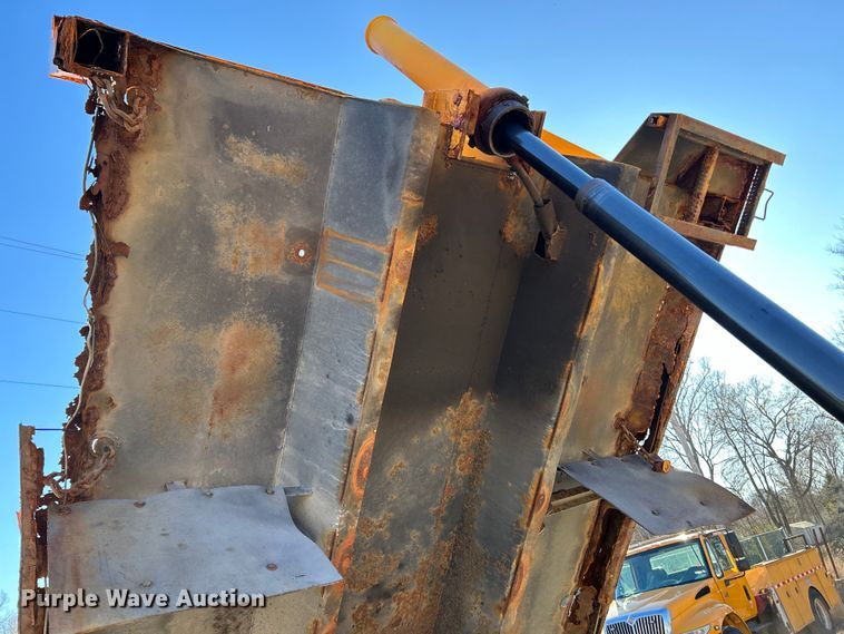 image for item EK4231 2005 International 7400 dump flatbed truck