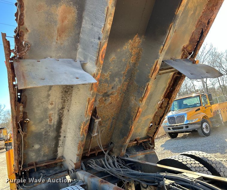 image for item EK4231 2005 International 7400 dump flatbed truck