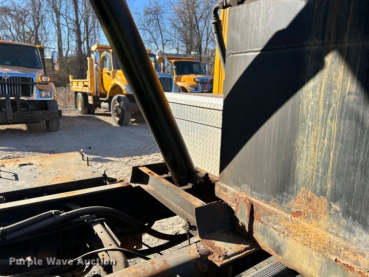 image for item EK4231 2005 International 7400 dump flatbed truck