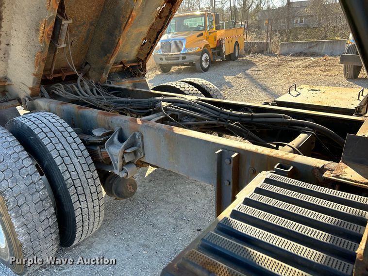 image for item EK4231 2005 International 7400 dump flatbed truck