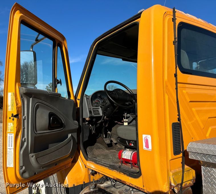 image for item EK4231 2005 International 7400 dump flatbed truck