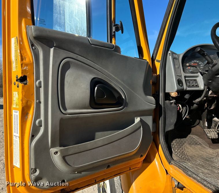 image for item EK4231 2005 International 7400 dump flatbed truck