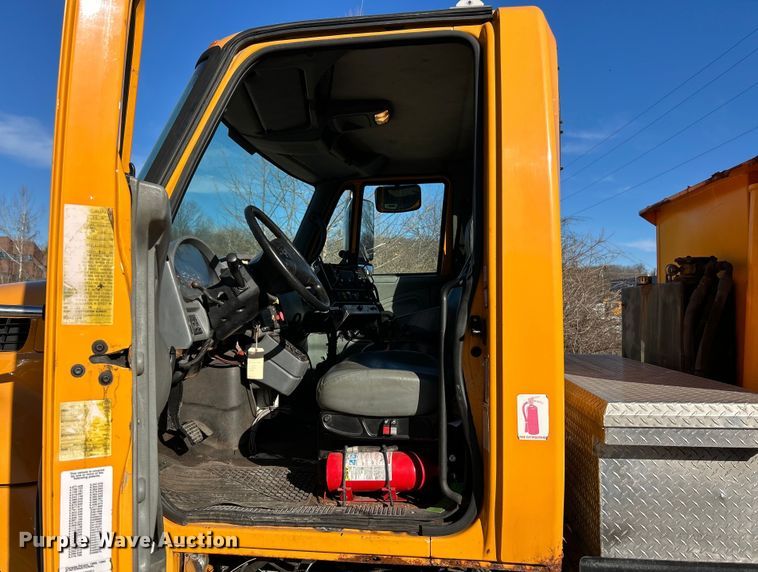 image for item EK4231 2005 International 7400 dump flatbed truck