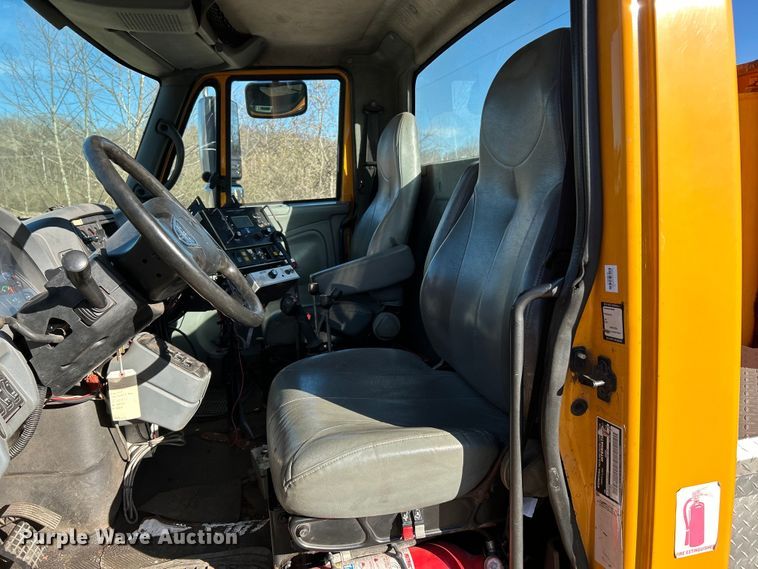 image for item EK4231 2005 International 7400 dump flatbed truck