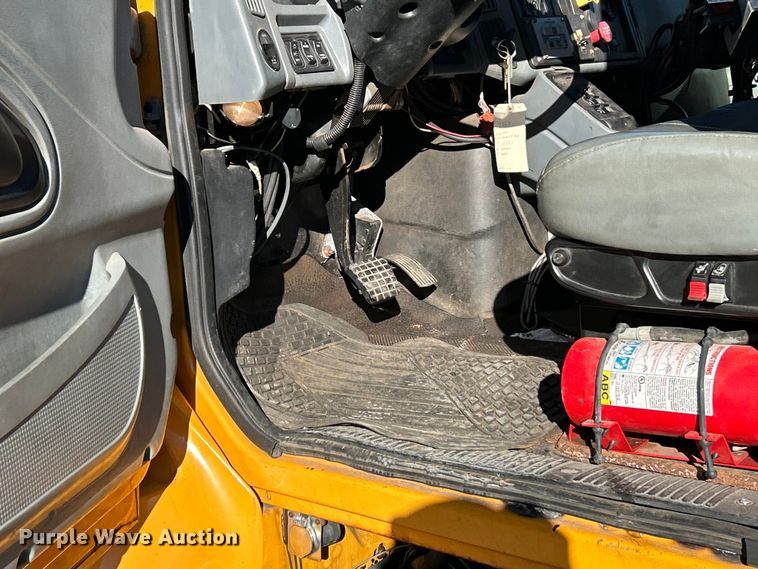 image for item EK4231 2005 International 7400 dump flatbed truck