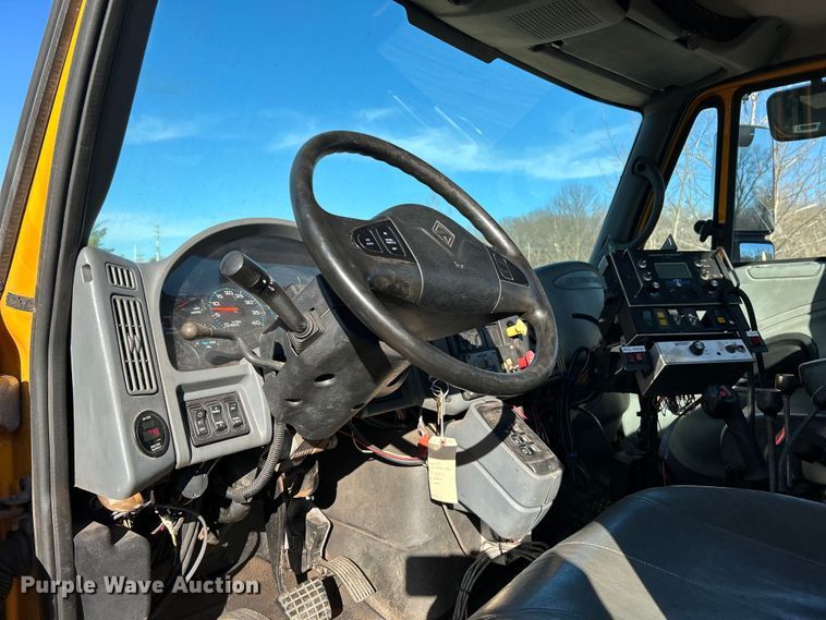 image for item EK4231 2005 International 7400 dump flatbed truck