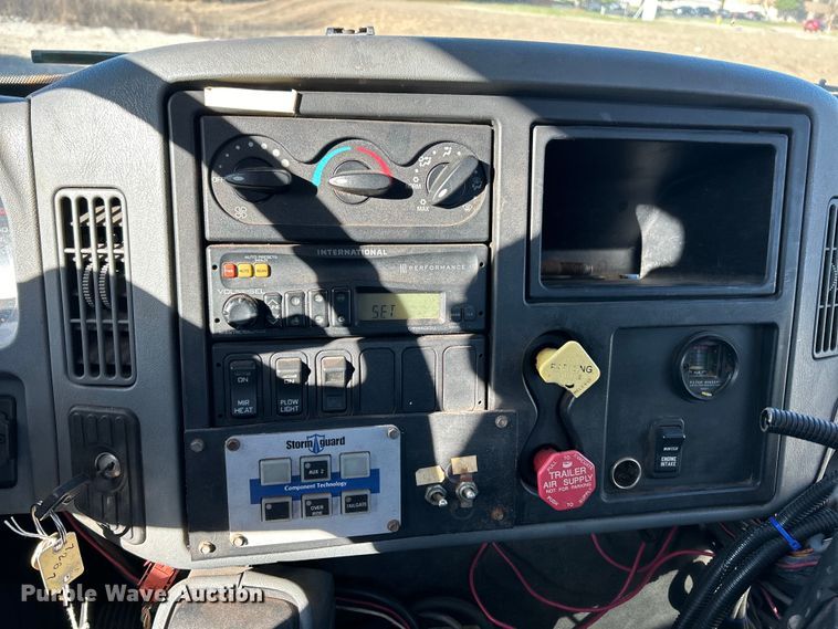 image for item EK4231 2005 International 7400 dump flatbed truck