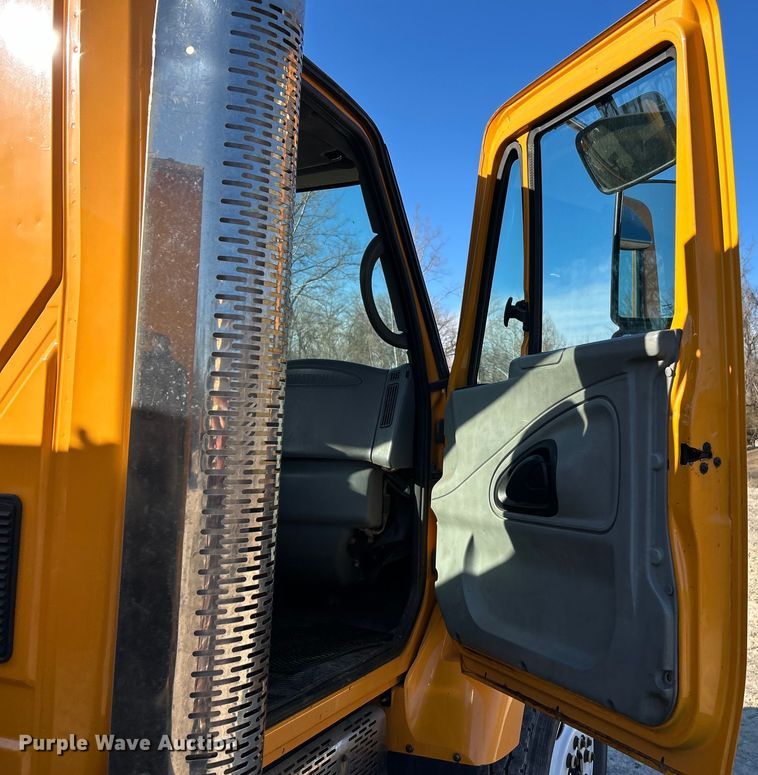 image for item EK4231 2005 International 7400 dump flatbed truck