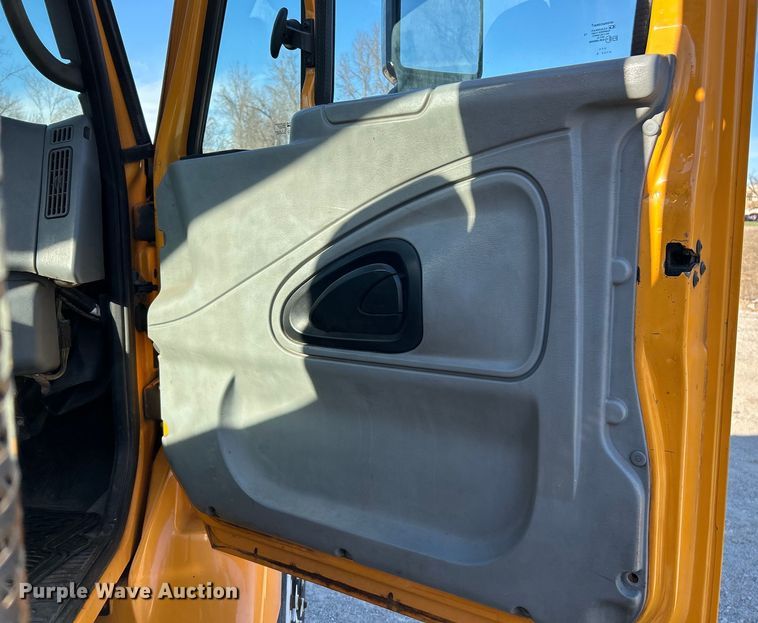 image for item EK4231 2005 International 7400 dump flatbed truck