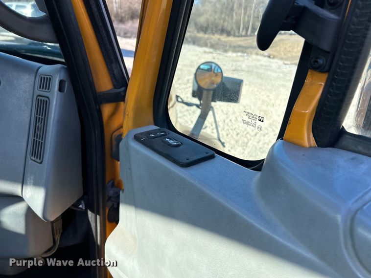 image for item EK4231 2005 International 7400 dump flatbed truck