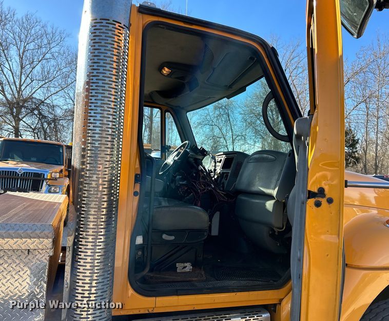 image for item EK4231 2005 International 7400 dump flatbed truck