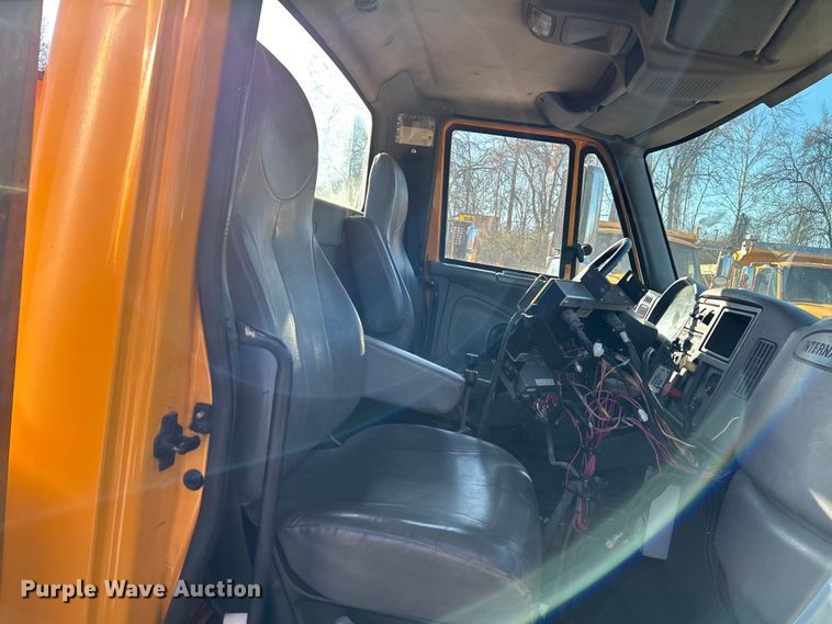 image for item EK4231 2005 International 7400 dump flatbed truck