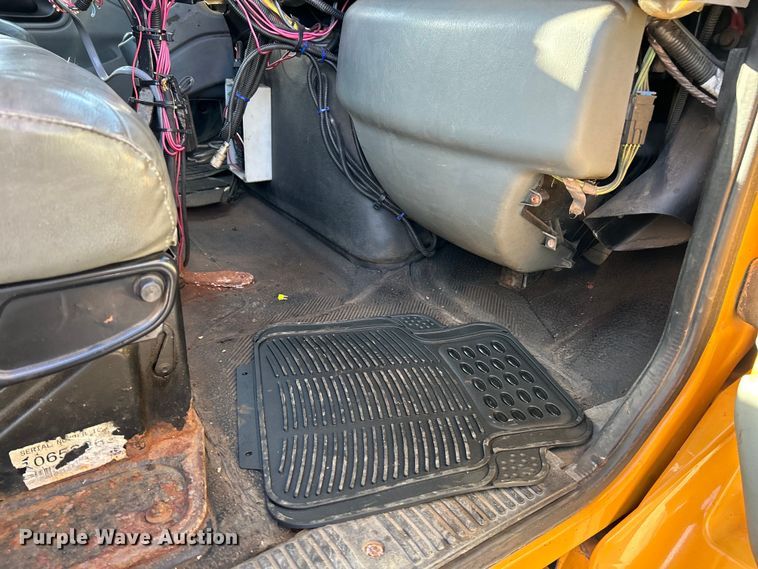 image for item EK4231 2005 International 7400 dump flatbed truck